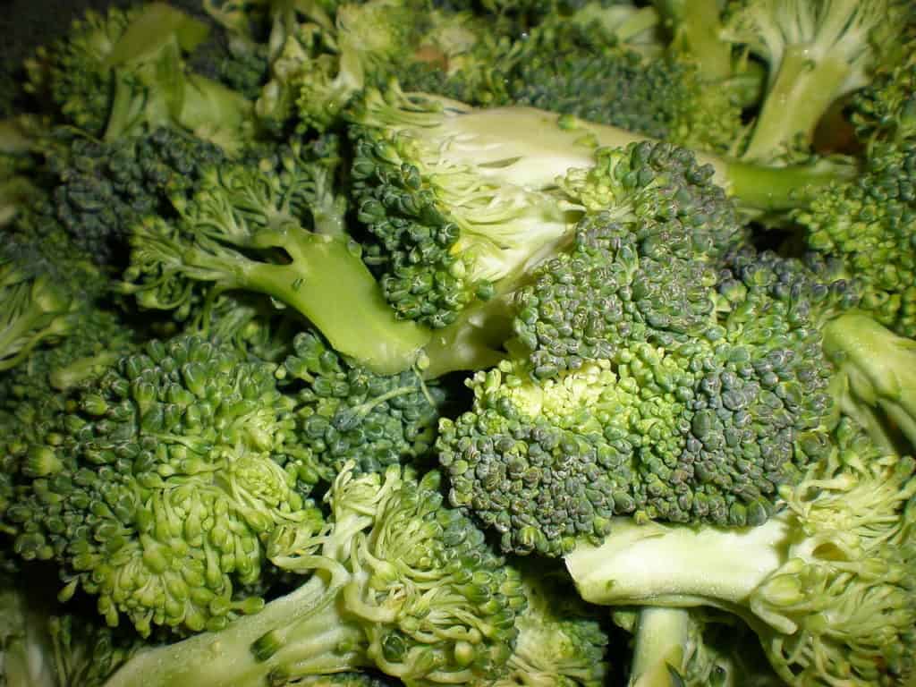 1280px-Raw_broccoli_bunches