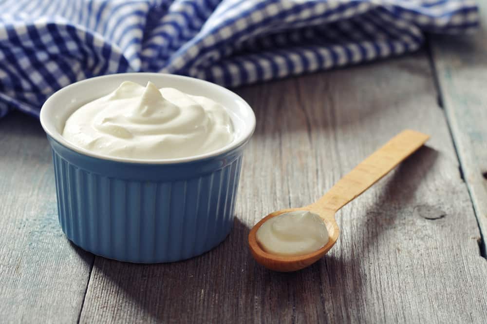 Greek,yogurt,in,a,ceramic,bowl,with,spoons,on,wooden