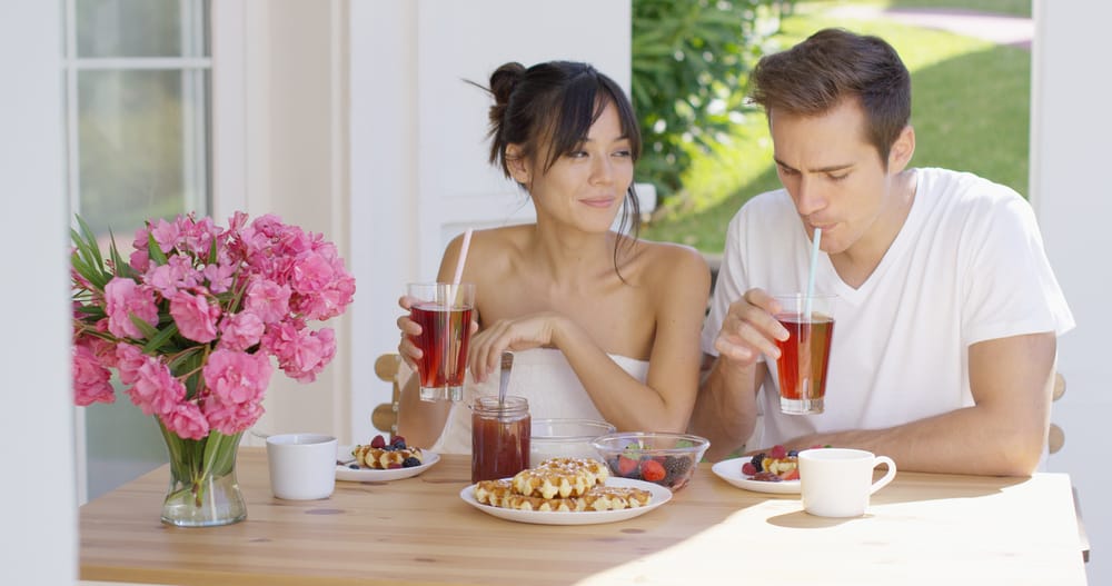 Couple,drinking,iced,tea,at,breakfast,outside